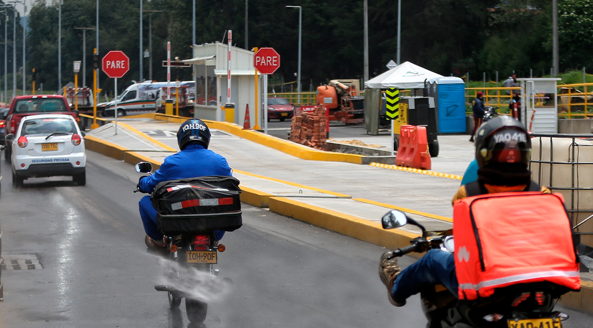 ¡A pagar peaje! MinTransporte determinó el pago para motos de mayor cilindraje Mediante un trino, Guillermo Reyes, ministro de transporte, tocó de nuevo la discusión del pago de peajes para las motos con cilindraje mayores de 500 cc.