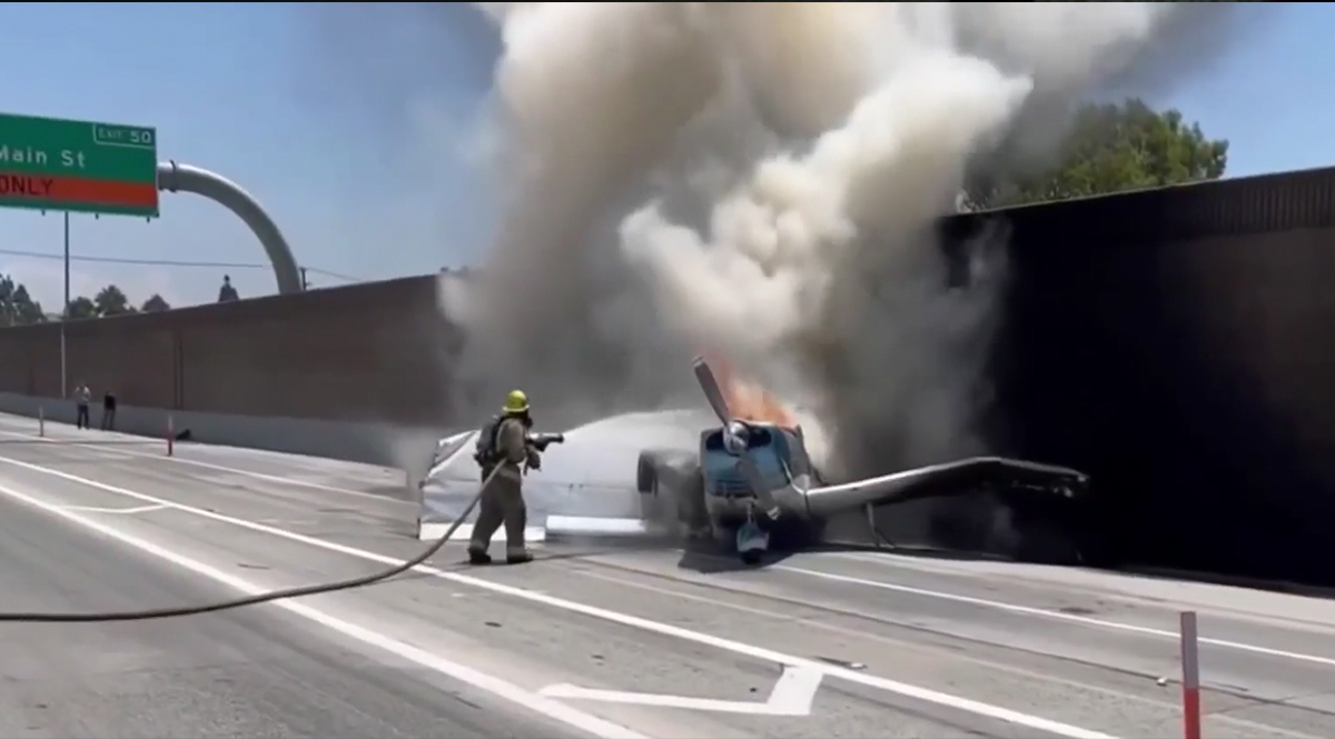 ¡Qué susto! Avioneta en llamas aterrizó de emergencia en plena autopista Momentos de tensión se vivieron en California, Estados Unidos, luego de que una avioneta se prendiera en llamas tras aterrizar de emergencia sobre una autopista.