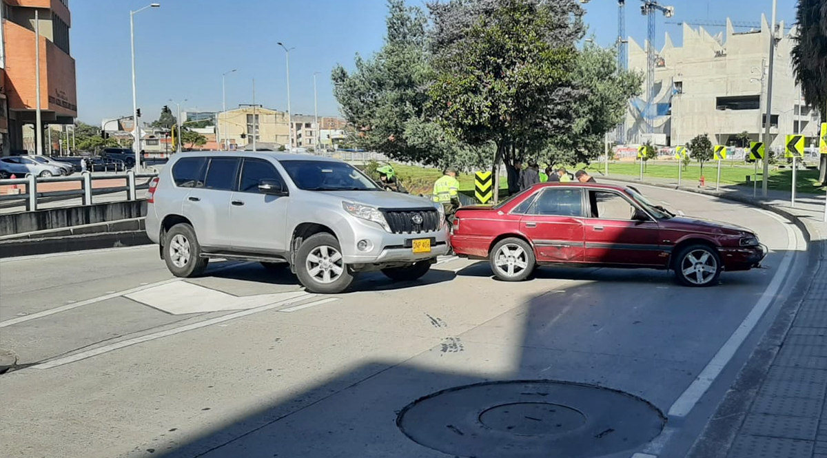 ¡Última hora! Balacera cerca al Concejo de Bogotá  Los vehículos involucrados en el hecho fueron un Mazda rojo antiguo y una camioneta de alta gama Toyota Prado, ambos autos se chocaron en la vía y luego se provocó la balacera.