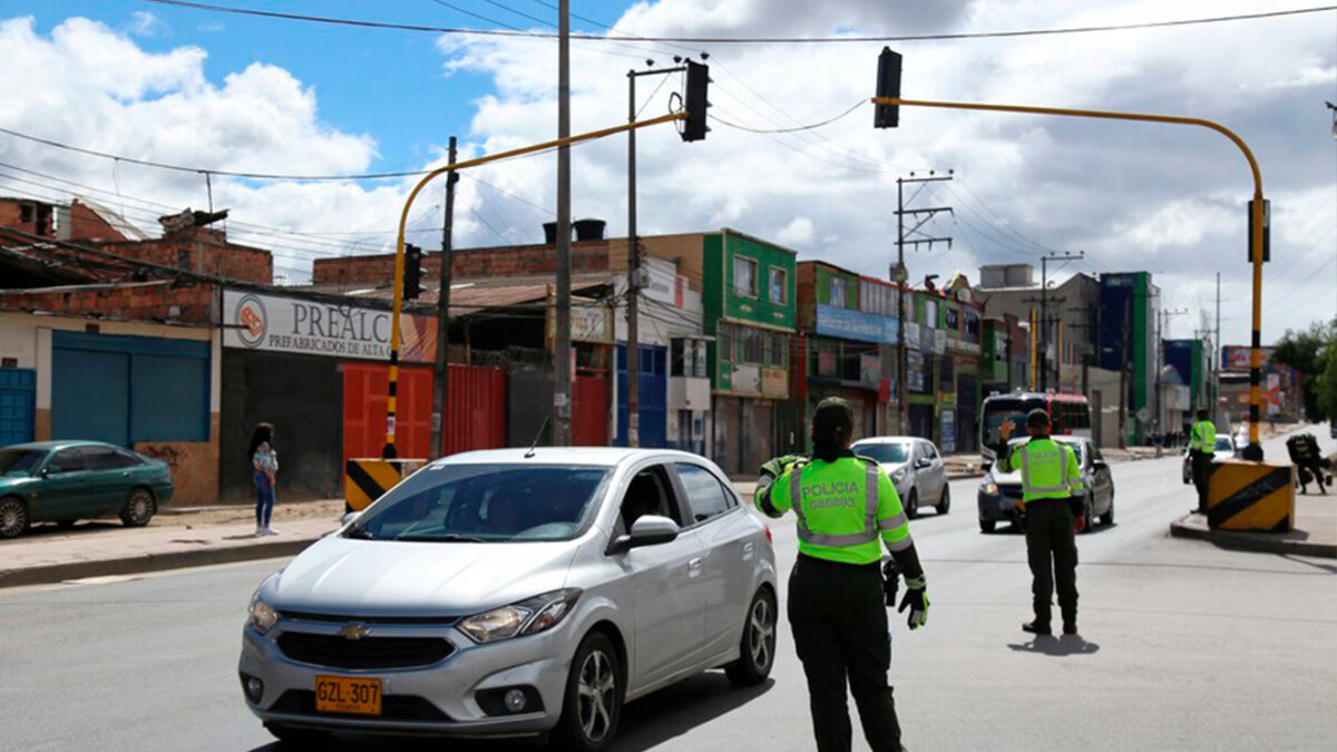¡Atención conductores de la Autosur! A partir de hoy habrá intermitencia en los semáforos Secretaría de Movilidad de Bogotá informó que desde este momento y hasta las 09:00 p.m. de este domingo se presentará intermitencia en los semáforos que están sobre el corredor de la Autosur.