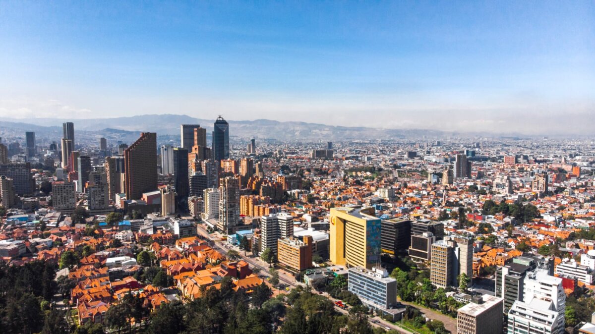 Calidad del aire en Bogotá se ha visto afectada por incendios del Brasil La Red de Monitoreo de Calidad del Aire de Bogotá registró un incremento en la concentración de material particulado, situación que atribuyó a los incendios forestales que se presentan en Brasil.