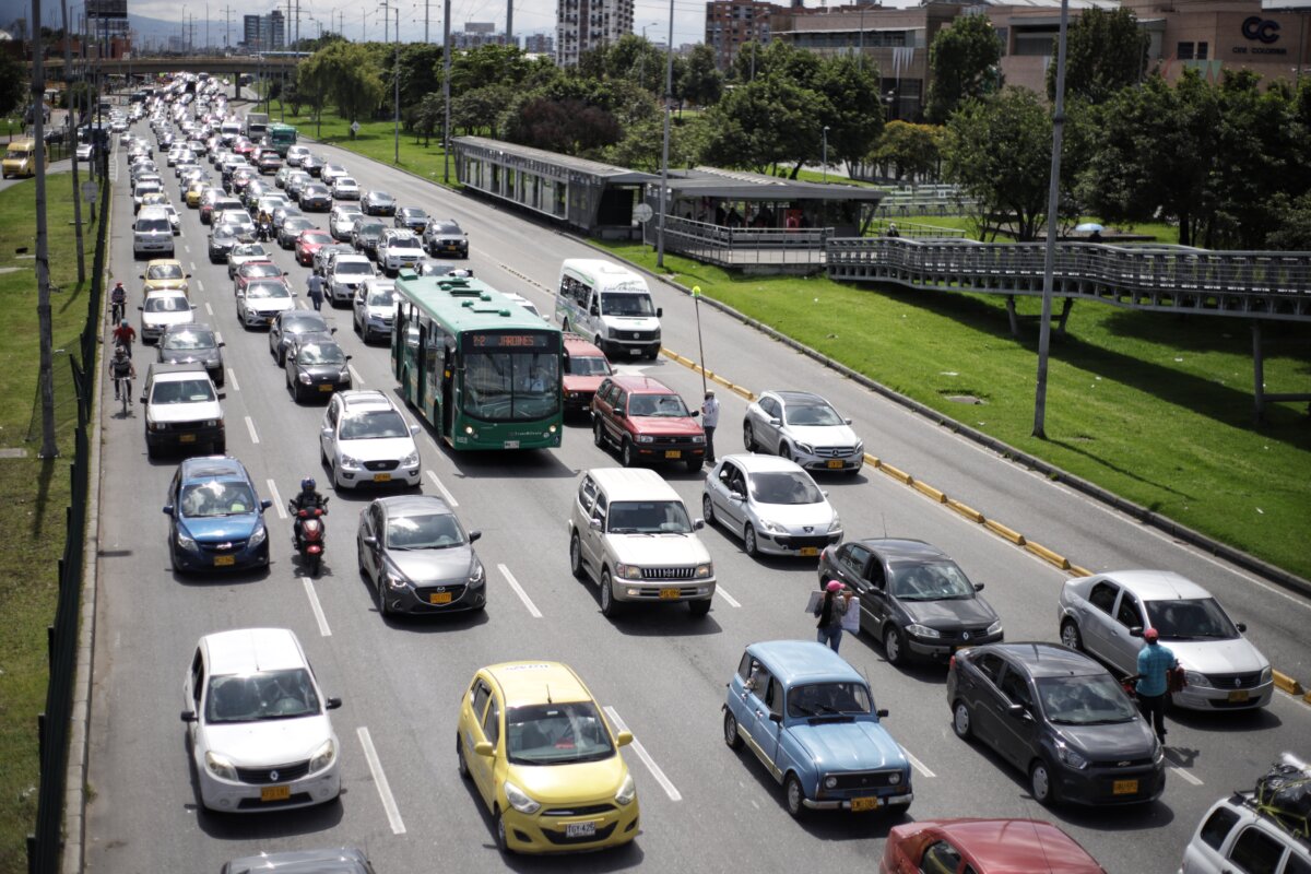 El transporte en Colombia es responsable del 78% de las emisiones que contaminan La organización ambientalista Greenpeace afirmó que el transporte en Colombia es responsable de más del 78 % de las emisiones de partículas causantes del cambio climático y contaminación del aire.
