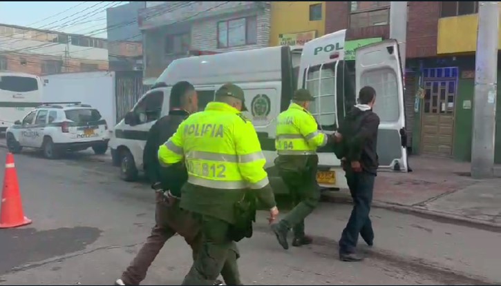 ¡Qué inseguridad! Bandidos saquearon tienda en Bogotá La inseguridad en Bogotá no da tregua, no pasa un día en el que las autoridades no acudan a un llamado sobre algún robo por parte de bandidos, en diferentes puntos de la ciudad.