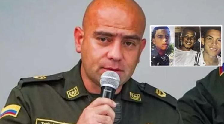 Se entregó el coronel Núñez, investigado por muerte de tres jóvenes en Sucre El coronel Benjamín Núñez, quien es requerido por las autoridades por ser el presunto asesino de tres jóvenes en Chochó, Sucre, se entregó este viernes a las autoridades en el Consulado de México.