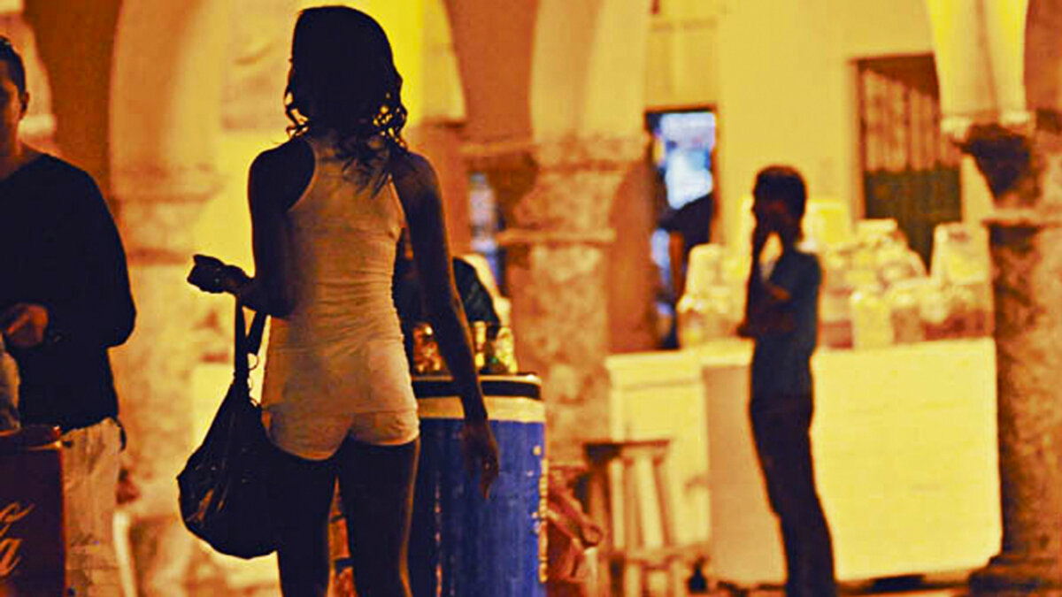 Dama de compañía le hizo millonario robo a turista en Cartagena Tremendo susto se llevó un turista estadounidense tras ser víctima de un millonario robo en un apartamento ubicado en el sector de Bocagrande, en Cartagena.