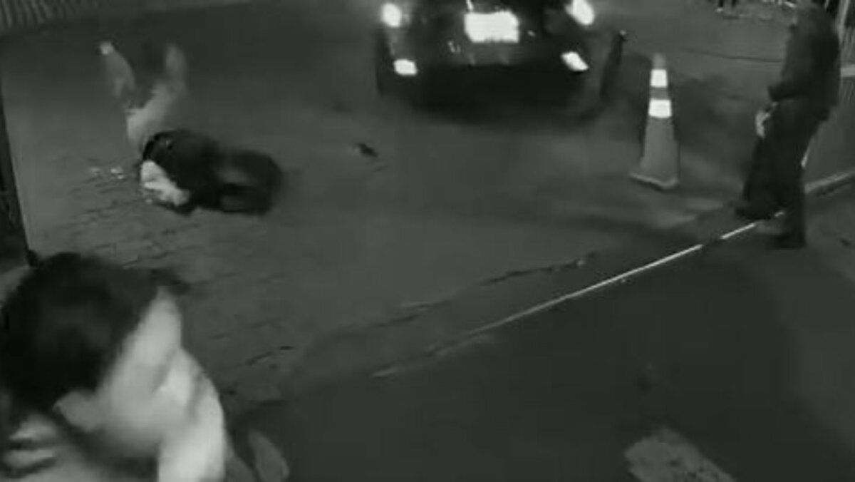 EN VIDEO: conductor alcoholizado atropelló a una mujer en Chapinero En la grabación de ve que dos mujeres estaban esperando para ingresar al parqueadero, cuando este conductor, arranca de manera rápida y embiste a una de las jóvenes, dejándola herida en el piso.