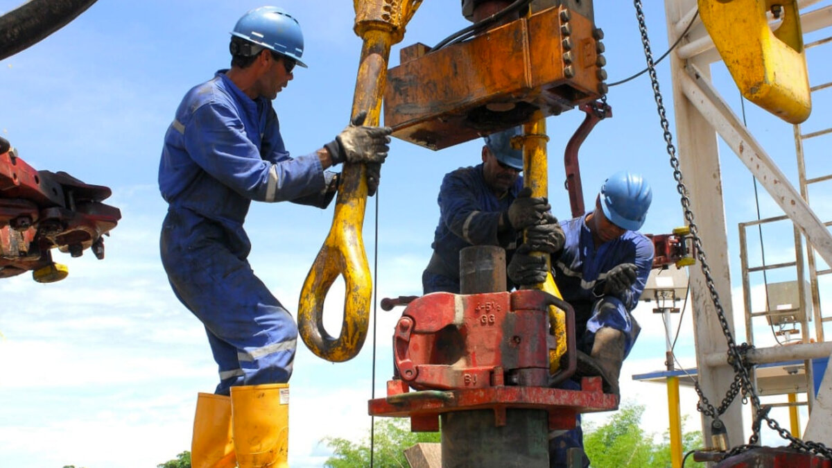 Ecopetrol solicita suspender por 90 días contratos de fracking La empresa Ecopetrol de Colombia solicitó a la Agencia Nacional de Hidrocarburos la suspensión temporal por 90 días de los contratos de sus dos proyectos piloto de exploración de petróleo con fracking.