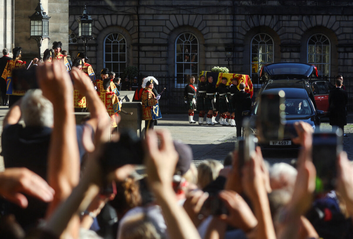 Féretro de Isabel II sale de catedral de Edimburgo rumbo a Londres Los restos mortales de Isabel II dejaron el martes la catedral de Saint Giles en Edimburgo, donde durante 24 horas los escoceses pudieron despedirse de su reina fallecida el jueves a los 96 años, para emprender su último viaje a Londres.