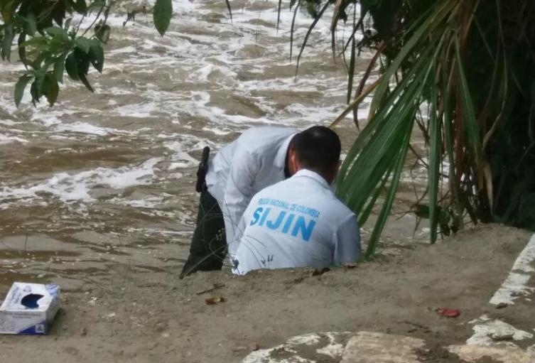 Encuentran otro cadáver flotando en una quebrada de Ciudad Bolívar Según se supo los vecinos de del sector de la vereda la Pasquilla, fueron quienes encontraron el cadáver y dieron aviso a las autoridades.