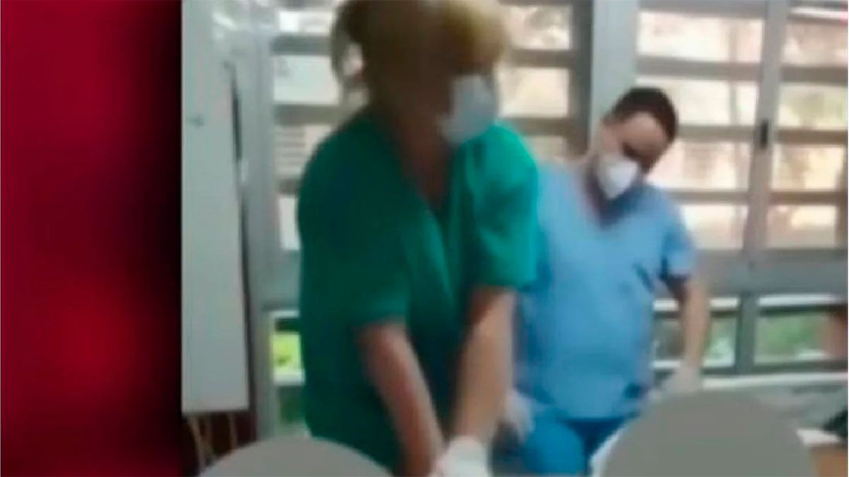 Indignación por médicos que se ríen mientras intentan reanimar a una persona A través de redes sociales circula un video donde un grupo de médicos intentan reanimar a una persona pero se escuchan burlas en la sala.