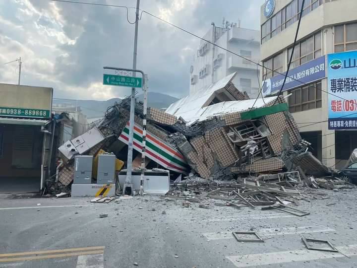 Las impactantes imágenes tras el fuerte terremoto en Taiwán Un fuerte terremoto sacudió el sureste de Taiwán (China), derribando al menos tres edificios en una pequeña ciudad y destrozando carreteras, pero los meteorólogos afirmaron que la amenaza de un tsunami regional había pasado.