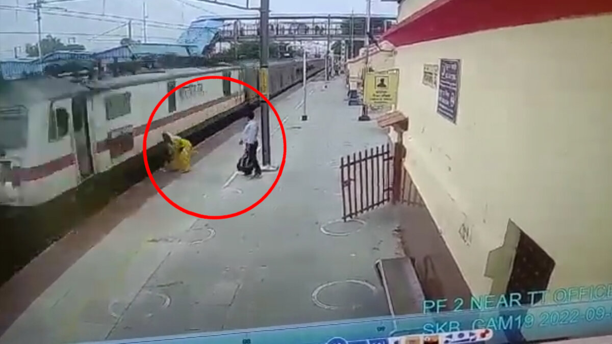Impresionante video: Mujer se salvó de ser arrollada por un tren En un video que rápidamente se hizo viral se muestra a una mujer que se salvó de ser arrollada por un pesado tren, pero volvió a arriesgar su vida por una botella de agua que le quedó al borde de la plataforma de la estación de Uttar Pradesh, en la India.