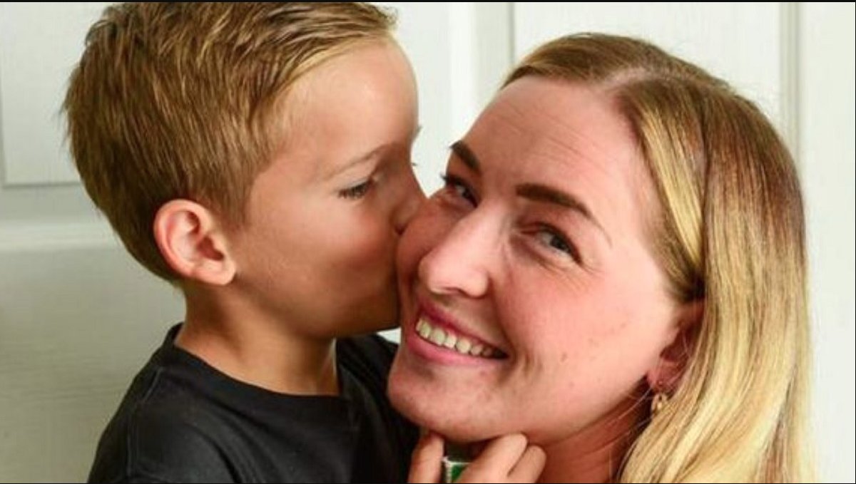 Niño de 8 años salvó a su mamá luego de que rodara por las escaleras Deeley señaló que fue su hijo quien le salvó la vida, pues cuando despertó, el niño de tan solo 8 años de edad le estaba tomando sus signos vitales.