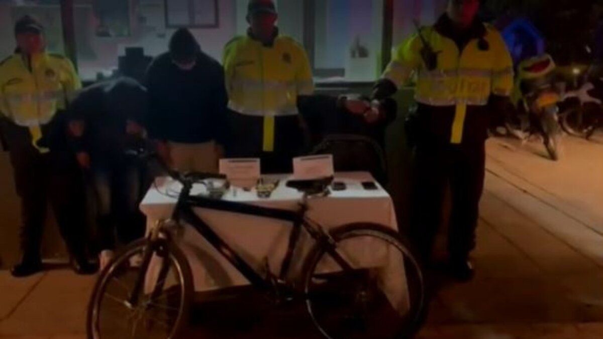 Padres usaban a su hija para robar bicicletas en Bogotá Una familia de pillos tenía toda una estrategia para hurtar bicicletas en Bogotá. Los criminales, que son padres de una pequeña niña, la usaban para no levantar sospechas y poder robar en varios sectores de la ciudad.