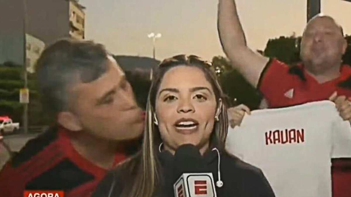 Periodista fue acosada durante transmisión en vivo Una periodista fue acosada en medio de una transmisión en vivo cuando cubría el partido Flamengo - Vélez por la Copa Libertadores en Brasil. De un momento a otro, un aficionado la besó sin su consentimiento.