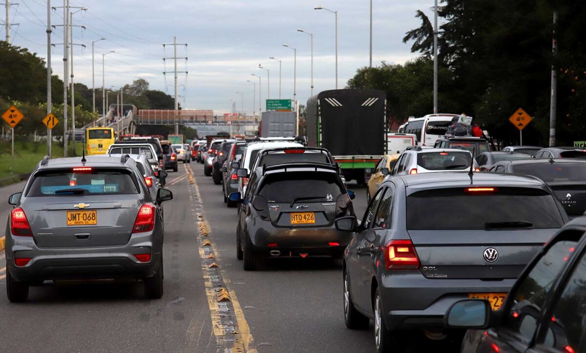 Pille cómo funcionará el nuevo reversible de la Autopista Norte El Gobierno Nacional pondrá en marcha un Plan Piloto para mejorar la movilidad en la ciudad de Bogotá. Este será un reversible que iniciará a partir de hoy 18 de septiembre hasta el 18 de diciembre.