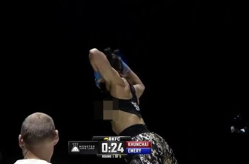 Luchadora ganó pelea y celebró mostrando sus pechos al público La luchadora Tai Emery, de 35 años, se volvió tendencia en las redes sociales luego de mostrar sus pechos tras ganar una pelea.
