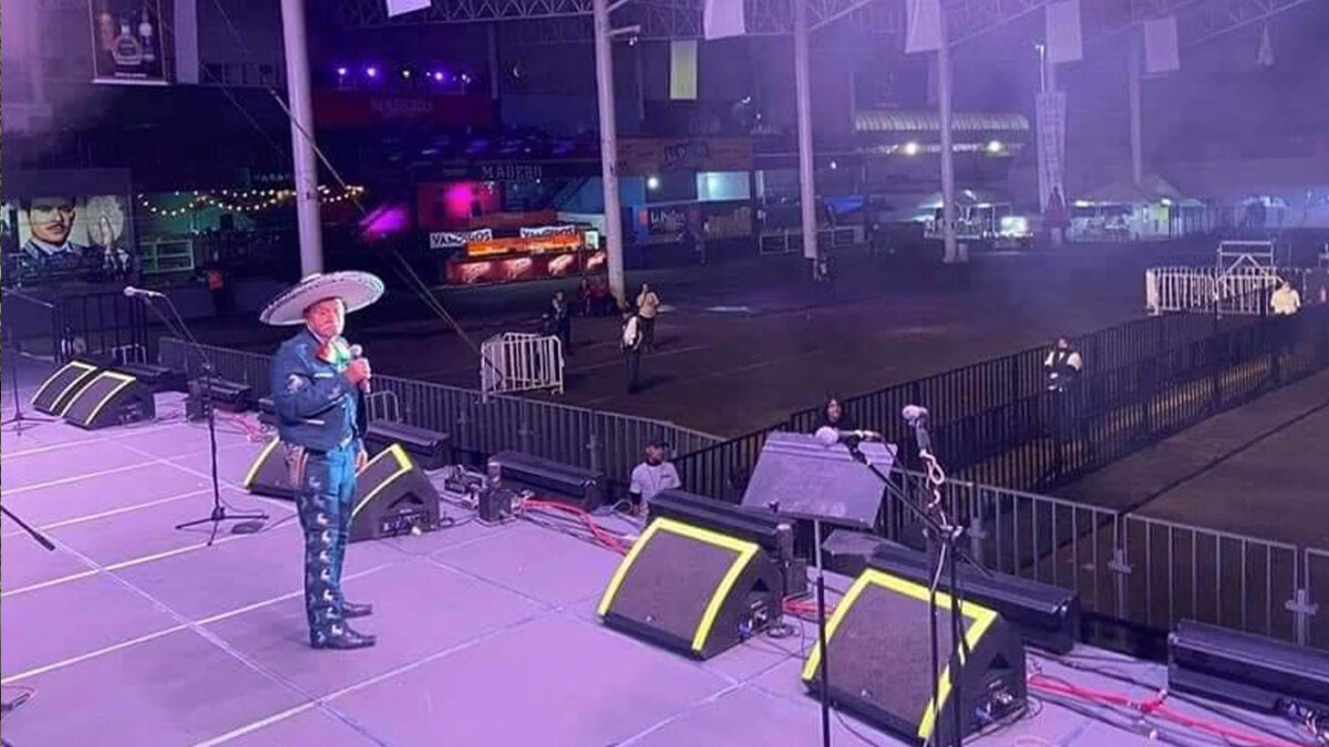Abuelito dio concierto pero nadie asistió Rogelio Veina, de 85 años, se volvió viral tras haber dado un concierto en México al que casi nadie asistió.