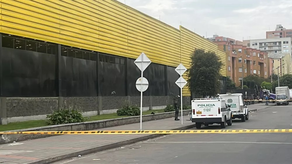 Descartan amenaza de bomba en el norte de Bogotá El paquete sospechoso, que se halló en la Autopista Norte con Calle 176 y estaba dentro de un mostrador, prendió las alarmas de las autoridades, quienes inmediatamente acudieron al lugar para verificar que no se tratara de un artefacto explosivo.