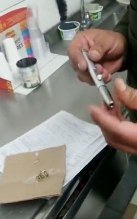 Autoridades pillaron a bandidos usando un bolígrafo modificado como arma de fuego La policía se llevó tremenda sorpresa en la noche de este jueves al capturar a unos sujetos que usaban un bolígrafo como un arma de fuego para atracar en la ciudad de Bogotá.