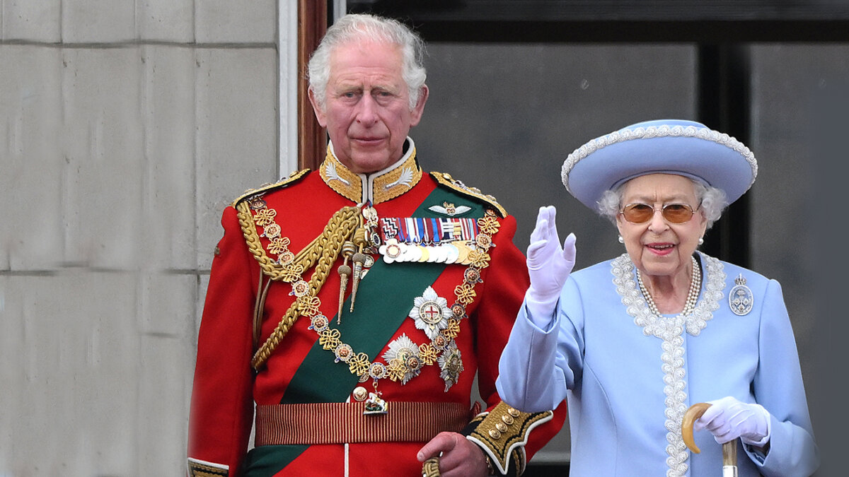 Mujer le robó un beso al rey Carlos III a la entrada del palacio de Buckingham Una mujer rompió los protocolos y se volvió tendencia tras haberle dado un beso al rey Carlos III en la entrada del palacio de Buckingham (Reino Unido) en las últimas horas.
