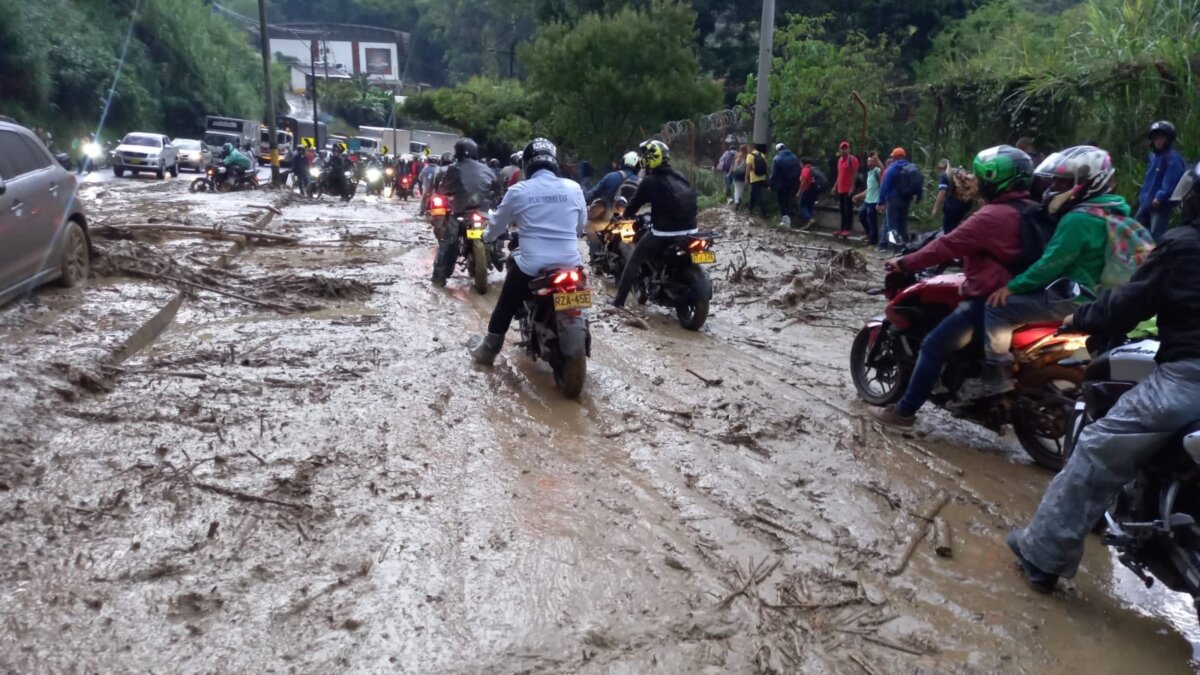 Derrumbe bloqueó la autopista Medellín-Bogotá Tras las fuertes lluvias de esta tarde en el norte de la ciudad, un derrumbe cayó sobre la vía Medellín-Bogotá, lo que causó el bloqueo de la autopista en ambos sentidos.