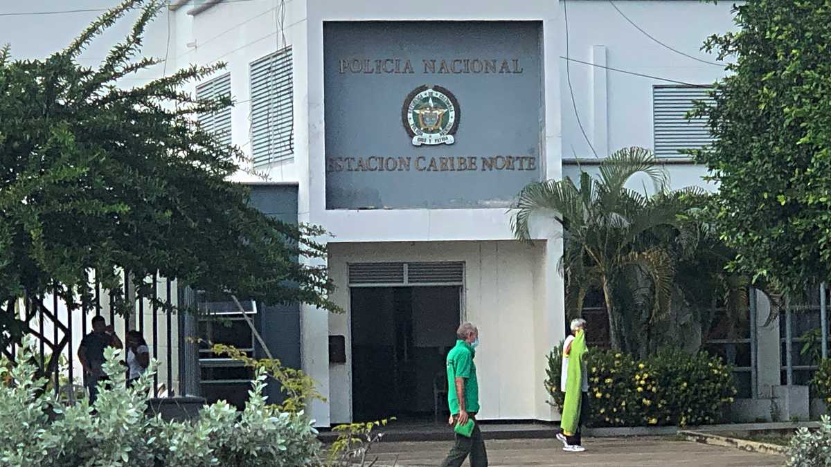 Hombre fue abusado sexualmente en una estación de Policía de Cartagena En las últimas horas el brigadier general marco Aurelio Bolívar, fiscal general de la Justicia Penal Militar y Policial, confirmó que un hombre fue violado sexualmente en la estación de Policía de Chambacú (Cartagena).