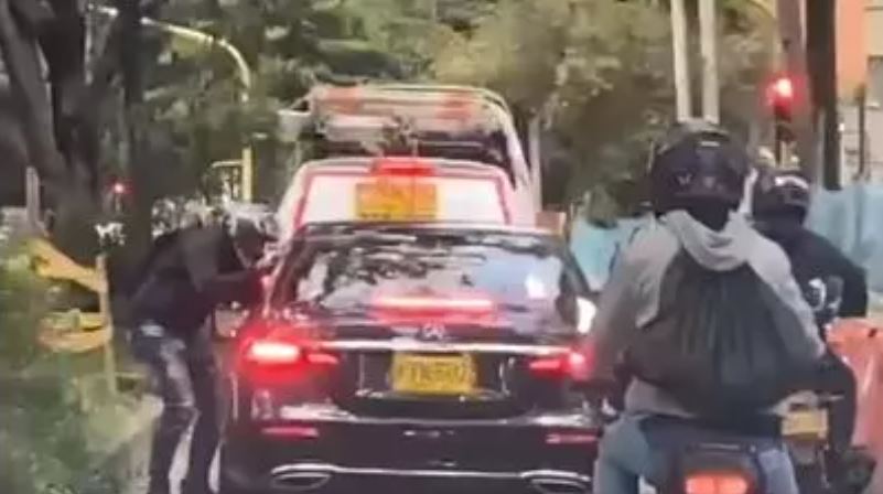 EN VIDEO: Nuevo caso de hurto a mano armada en Bogotá El hurto se presentó exactamente en la calle 85 con carrera octava y el clip que circula en redes sociales se ha vuelto viral, pues la inseguridad en la ciudad tiene cansados a los capitalinos.