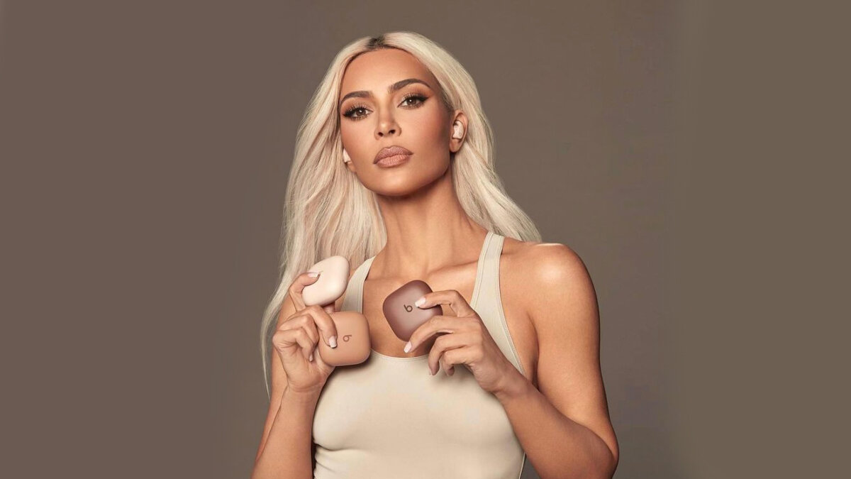 Demandan a Kim Kardashian por producto que "arranca la piel" La famosa modelo y empresaria Kim Kardahian, está en el ojo del huracán, pues, fue demandada por una mujer que asegura que un producto de su marca le "arrancó parte de su piel".