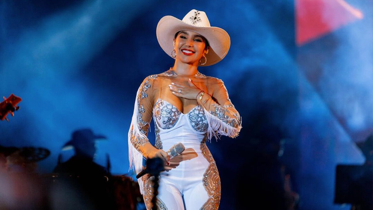 La razón por la que demandaron a Paola Jara La cantante de música popular Paola Jara fue demandada por falsificación de documento público, hurto agravado y abuso de confianza.