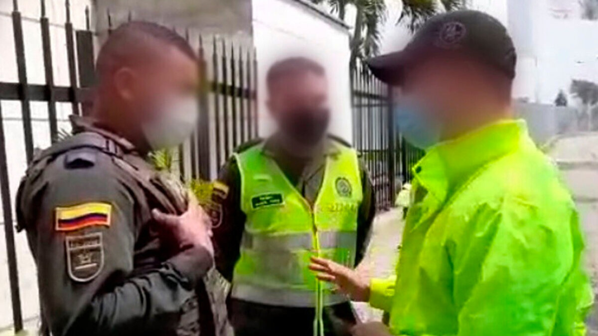 Cinco policías capturados: son acusados de ser parte de una red de microtráfico en Bogotá En la mañana de este martes fueron capturados cinco patrulleros acusados de pertenecer a una red de microtráfico en la ciudad de Bogotá.