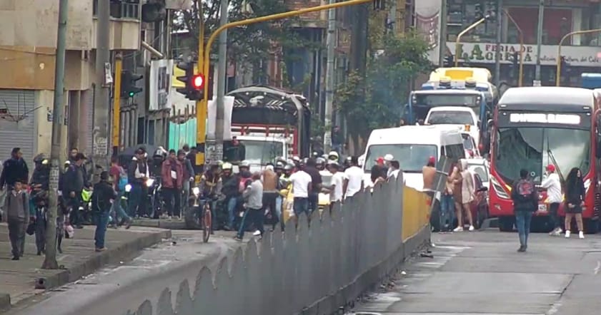 Manifestaciones en la Caracas afectan a usuarios de TransMilenio Desde tempranas horas de la mañana de este jueves 1 de septiembre, se presentan algunas manifestaciones en el centro de la capital, que han afectado la movilidad de los ciudadanos, en especial a los que hacen uso del Sistema TransMilenio.