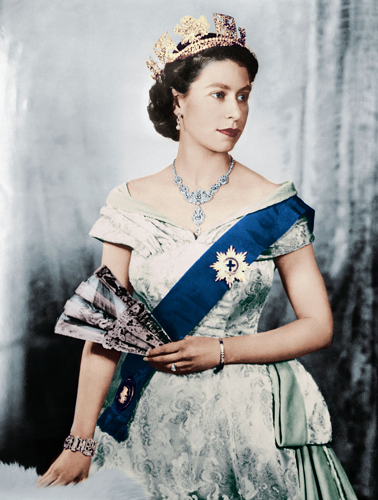 Isabel II: la reina que hizo historia Isabel Alejandra María, nombrada como la reina Isabel II de Inglaterra, nació el 21 de abril de 1926 en Londres en el hogar de los duques de York, Jorge VI e Isabel, quienes se convirtieron en reyes en 1936.