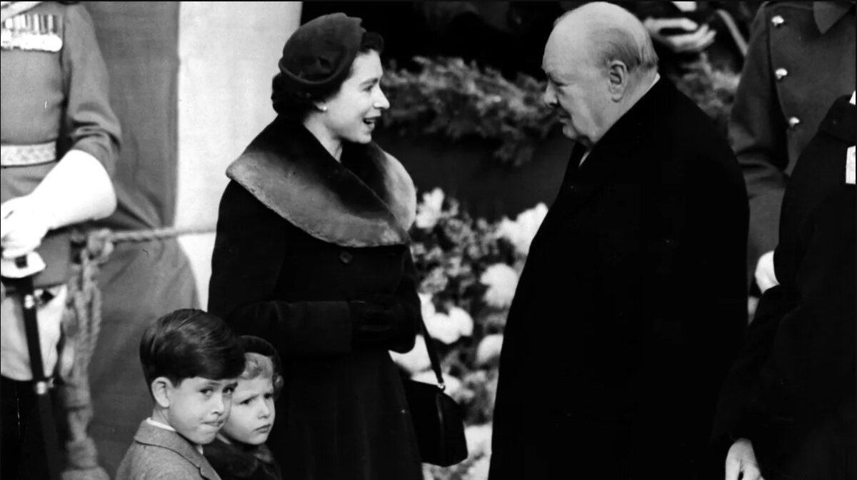 Falleció la reina... ¿Y ahora qué? La reina Isabel II era la piedra angular de la Commonwealth (la Mancomunidad de Naciones) y era la benefactora de casi 600 organizaciones sociales. Por si fuera poco, durante toda su vida jugó un papel importante en la estrategia internacional Reino Unido con muchos otros países.
