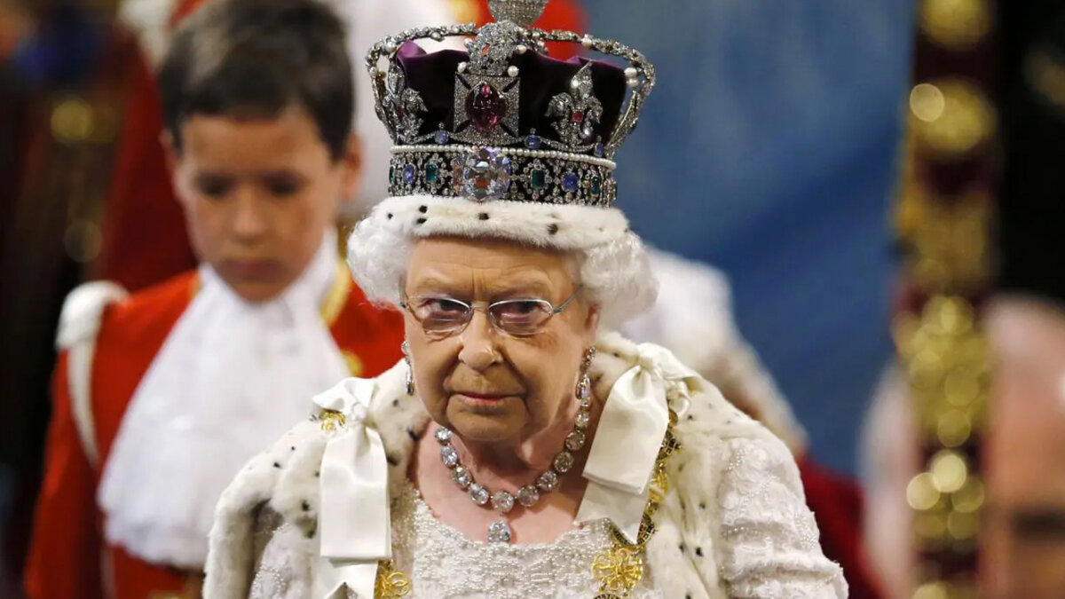 Los extraños privilegios de la reina Isabel II Entre sus insólitos privilegios como soberana británica, la reina Isabel II no necesitaba pasaporte ni carné de conducir, celebraba su cumpleaños dos veces al año y era dueña de todos los cisnes y esturiones del país, que ahora heredará su hijo Carlos.