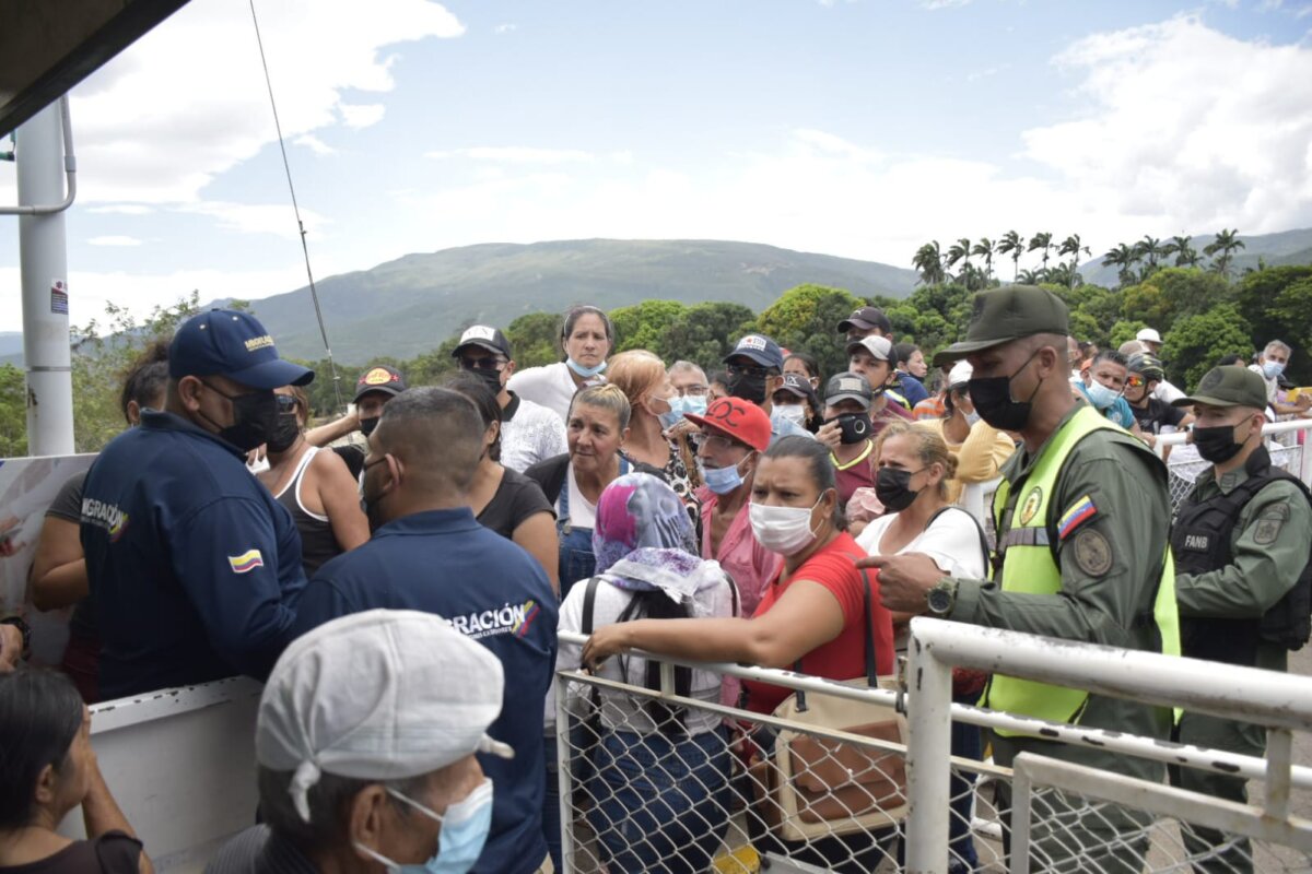 Gustavo Petro y Nicolás Maduro se encontrarán en la frontera este lunes La tarde de este martes se conoció que el presidente Gustavo Petro se encontrará con el mandatario de Venezuela, Nicolás Maduro, en la frontera entre ambos países. La noticia la dio a conocer el ministro de transporte, Guillermo Reyes.