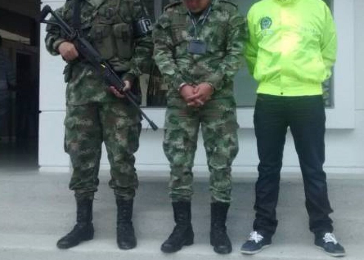 Soldado se voló con todo y arma de dotación en Bogotá En horas de la mañana de este miércoles, se confirmó la captura de una soldado que se había fugado de la Escuela de Artillería y, con su arma de dotación, intentó hurtar un taxi en la localidad de Tunjuelito.