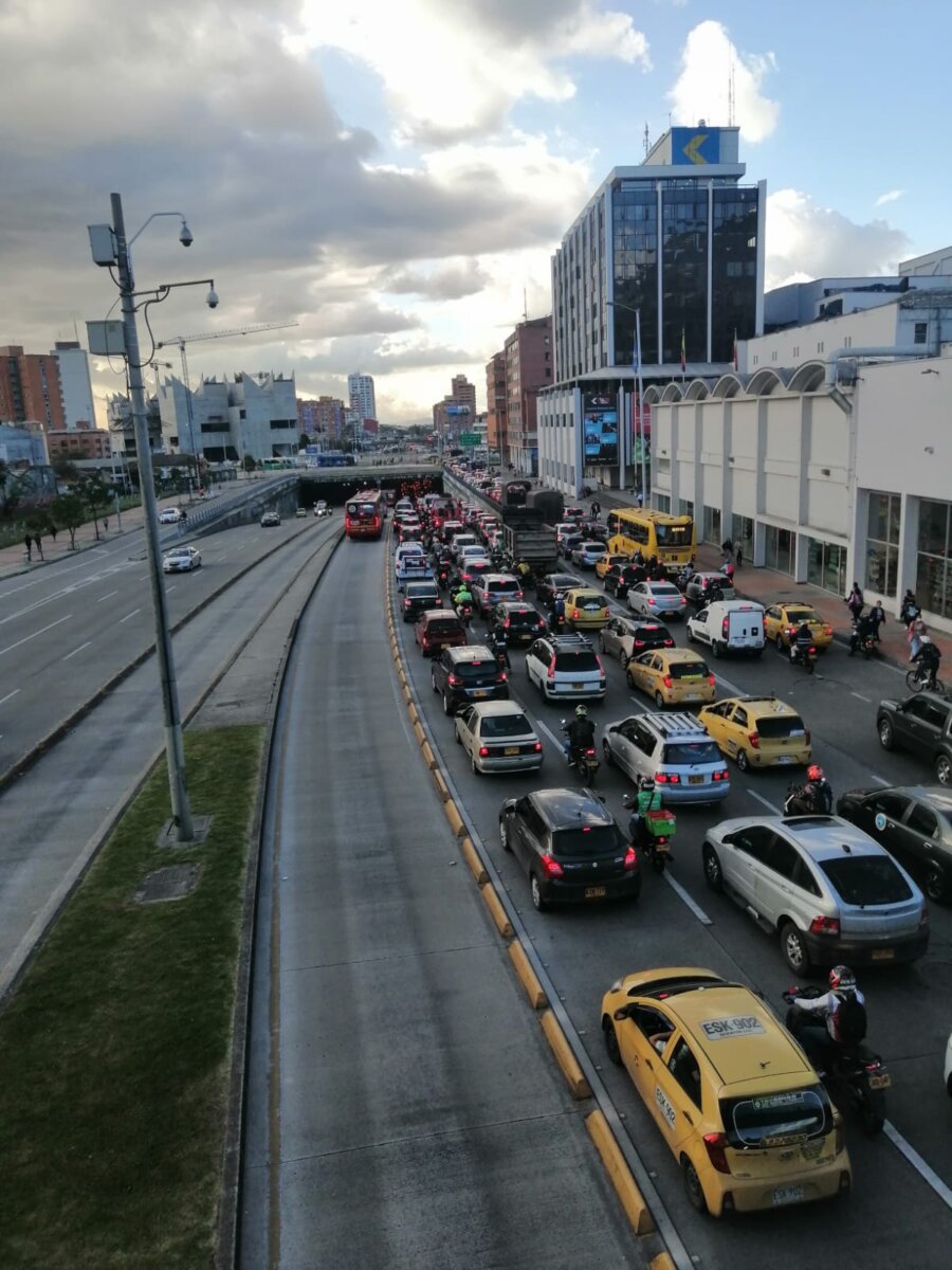 ¡Pilas! Por manifestación hay caos en la avenida El Dorado En la tarde de este jueves 15 de septiembre, la empresa de transporte público TransMilenio reportó caos en la movilidad debido a una manifestación que se está desarrollando en la avenida de El Dorado y que ha generado contratiempos para los ciudadanos.