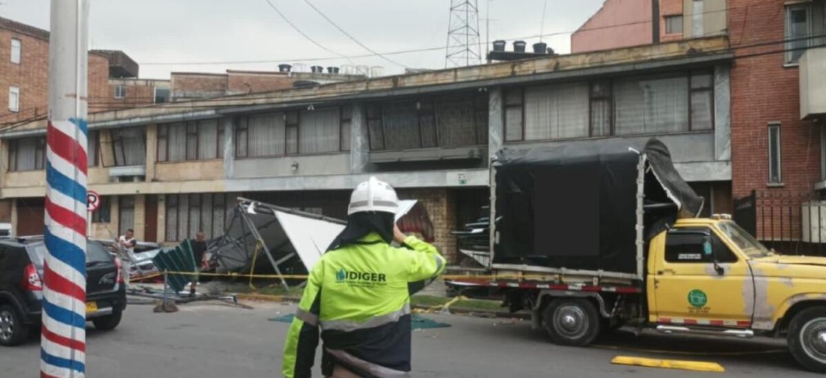 Afectados por el fuerte vendaval en Bogotá recibieron ayuda del Distrito Luego de que un fuerte vendaval se registrara en Bogotá el pasado martes 20 de septiembre, causando afectaciones a por lo menos 18 viviendas, el Distrito evaluó los daños y entregó ayudas a los afectados.