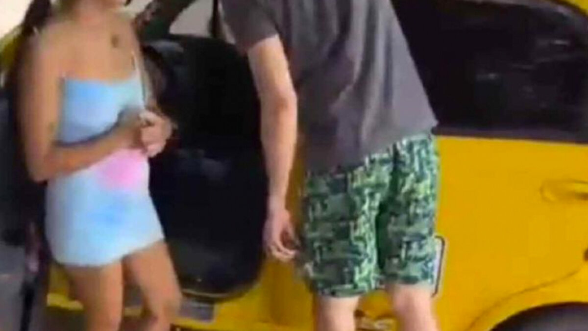 Taxista grabó video íntimo dentro su vehículo En redes sociales se ha vuelto viral un video que fue grabado por un taxista mientras tenía relaciones dentro del vehículo con una joven y le han llovido críticas.