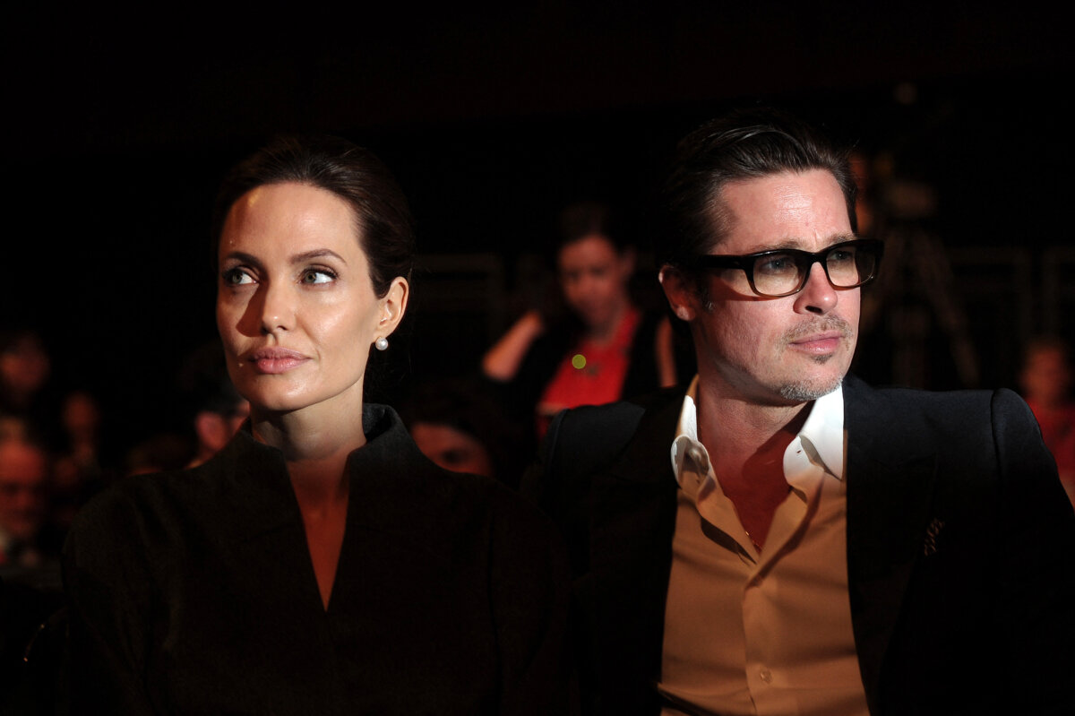 Angelina Jolie acusó a Brad Pitt de golpear y ahorcar a dos de sus hijos Angelina Jolie detalló supuestas agresiones de su exmarido, Brad Pitt, en el marco de una disputa legal sobre una propiedad que ambos tenían en Francia, de acuerdo con documentos judiciales citados por la prensa estadounidense el pasado martes.
