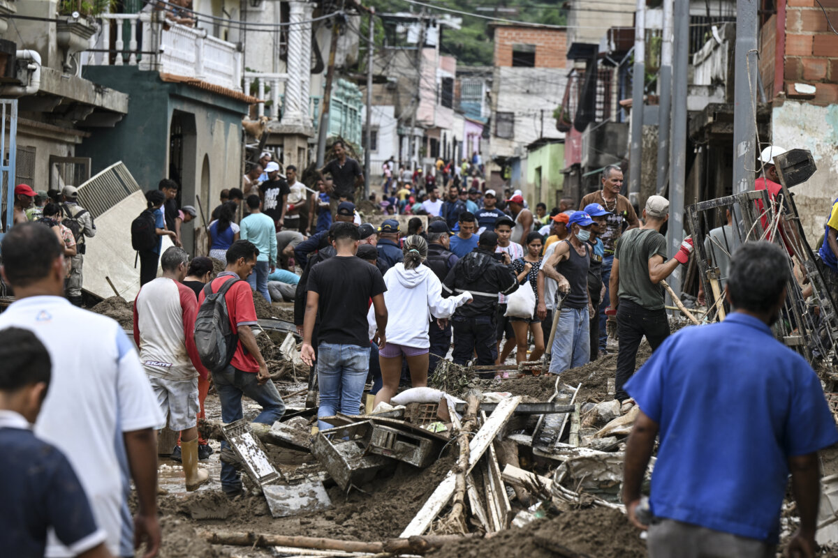 Más de 20 muertos y 50 desaparecidos dejó tragedia en Venezuela Al menos 22 muertos y 52 dejó un deslave en Las Tejerías, un pueblo industrial en el centro de Venezuela, informó este domingo el gobierno.
