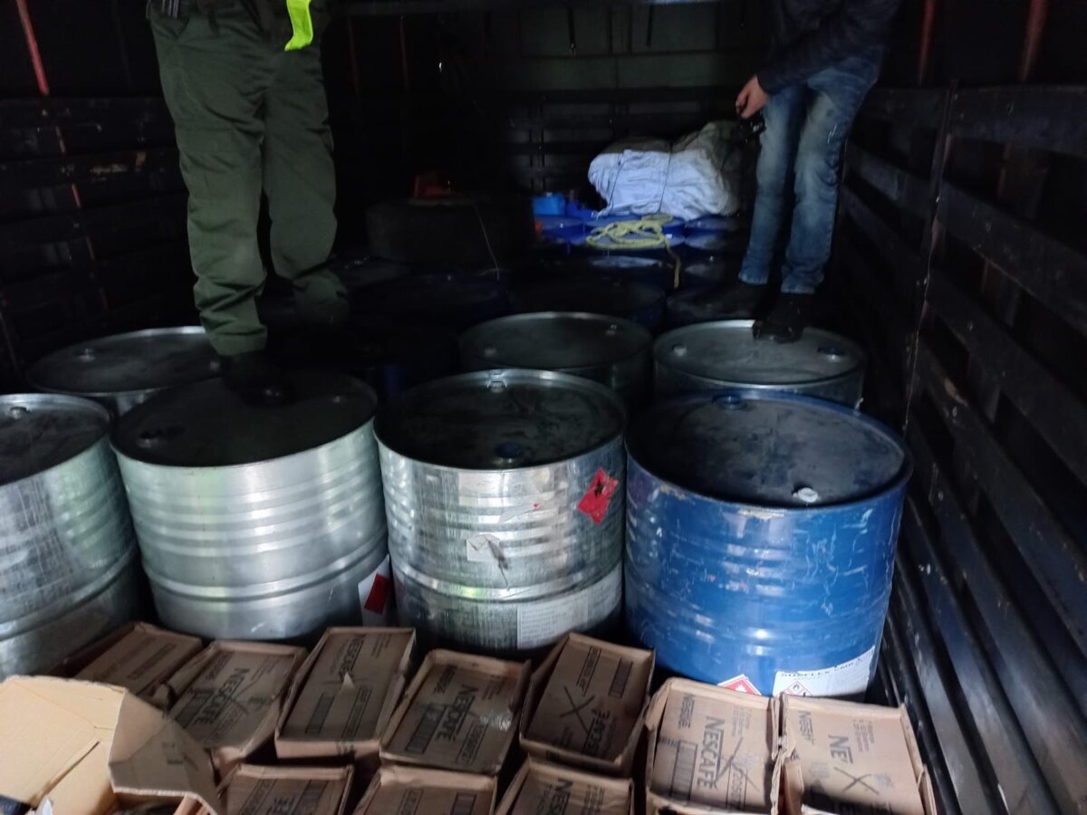 Capturan a 5 sujetos que transportaban químicos para la fabricación de droga Cinco personas fueron capturadas al sur de Bogotá mientras transportaban sustancias químicas controladas, las cuales iban a ser llevadas al oriente del país para producir droga. Incluso, los sujetos tenían documentación falsa.