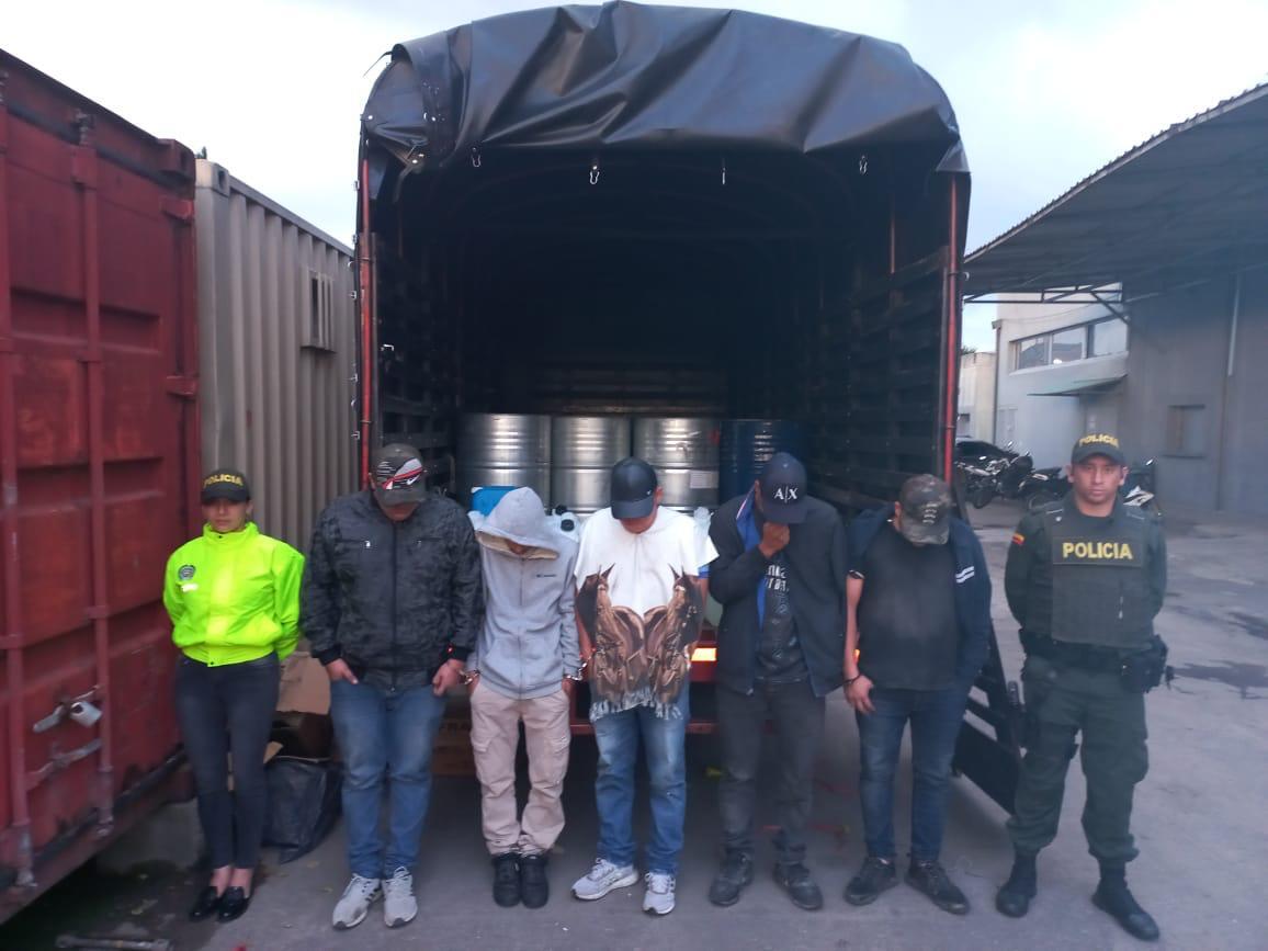 Capturan a 5 sujetos que transportaban químicos para la fabricación de droga Cinco personas fueron capturadas al sur de Bogotá mientras transportaban sustancias químicas controladas, las cuales iban a ser llevadas al oriente del país para producir droga. Incluso, los sujetos tenían documentación falsa.