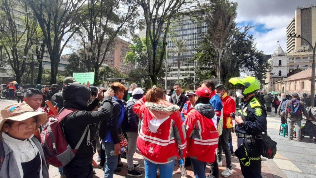 Atención: protestas en Bogotá tiene colapsada la movilidad La movilidad en la ciudad de Bogotá se ha visto gravemente afectada por la protesta que están llevando a cabo los indígenas de la comunidad Emberá en el centro de la ciudad.