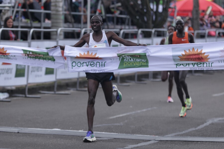 Los africanos reinaron en la Media Maratón de Bogotá Tuvieron que pasar tres años para que la media Maratón de Bogotá, la competencia atlética más importante del país, volviera a correrse de manera presencial. Cerca de 35 mil personas participaron en esta carrera, tanto en los 10 y los 21 kilómetros. Y los africanos, como es costumbre, fueron los protagonistas.