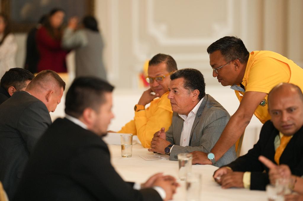 Taxistas están emberracados con Petro y le piden que "sea serio" Muy molestos, sin soluciones ni conclusiones, salieron los diferentes representantes de los gremios de taxistas de la reunión que sostuvieron con el presidente de Colombia, Gustavo Petro, de la reunión que duró más de una hora en la Casa de Nariño.