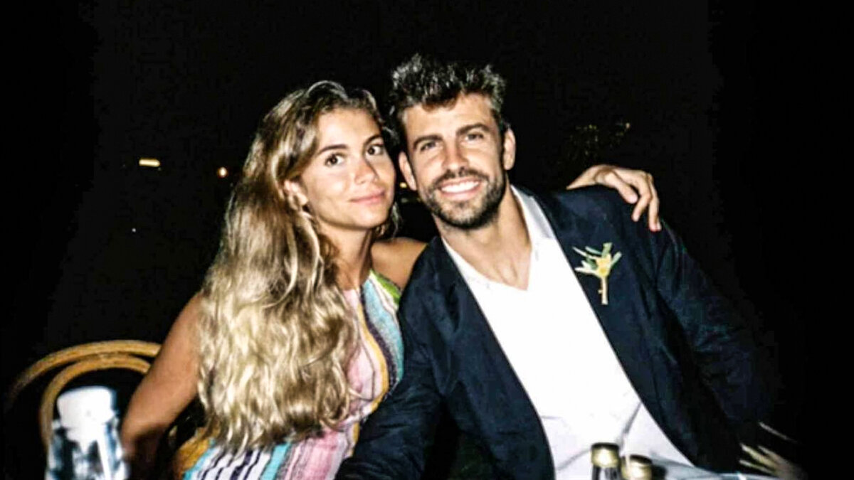 Piqué y su novia fueron captados más enamorados que nunca El futbolista español Gerard Piqué sigue siendo centro de atención y el blanco de críticas, tras su separación con la cantante colombiana Shakira.