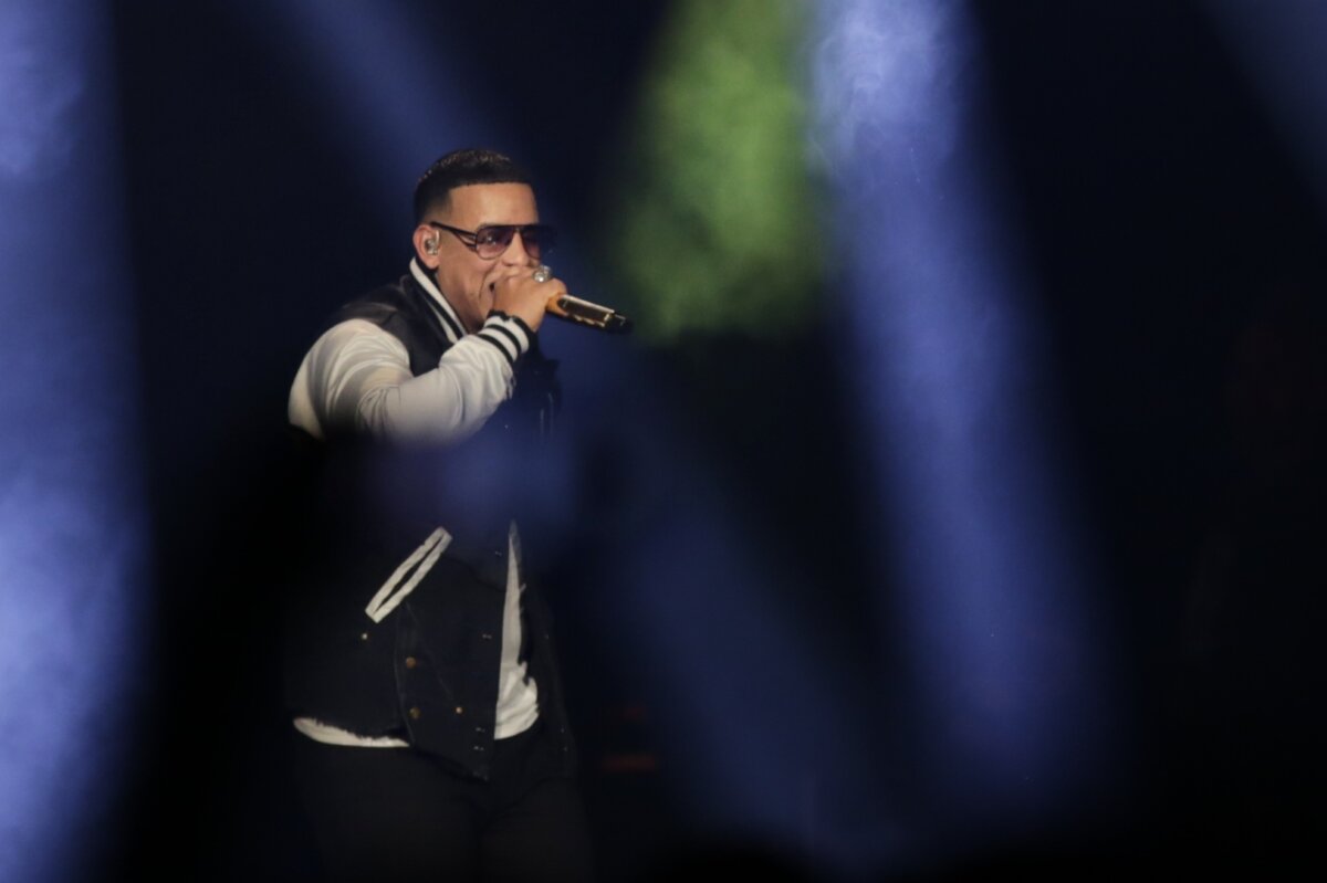 Daddy Yankee ya está en Colombia para su gira de despedida La leyenda del reguetón, Daddy Yankee, aterrizó este viernes en Colombia para presentar la que será su gira de despedida. En Colombia calientan motores para escuchar éxitos como “Gasolina”, “Somos de Calle” y “X por última vez” en los siete días que el puertorriqueño estará sobre las tablas.