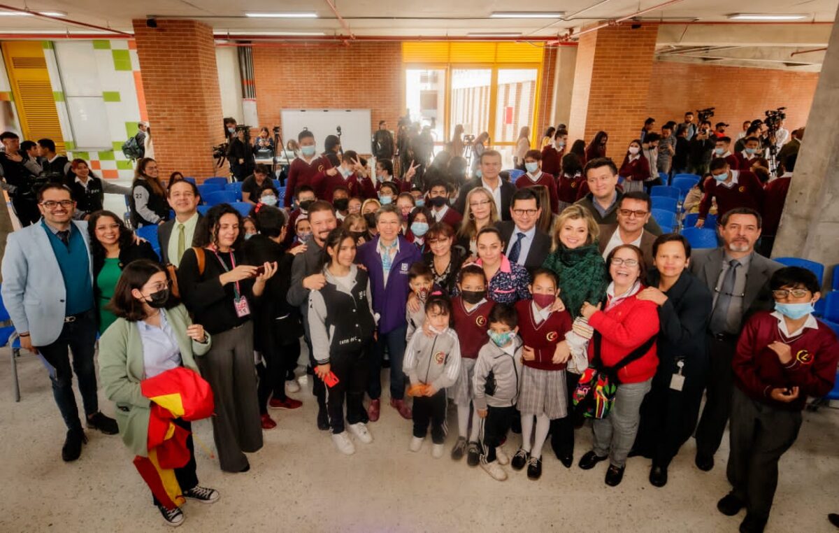Distrito entregó 8 colegios en Bogotá Una buena noticia para los estudiantes de la capital del país: este martes el Distrito entregó ocho colegios oficiales que buscan brindarle educación de calidad a miles de niños y jóvenes de escasos recursos.